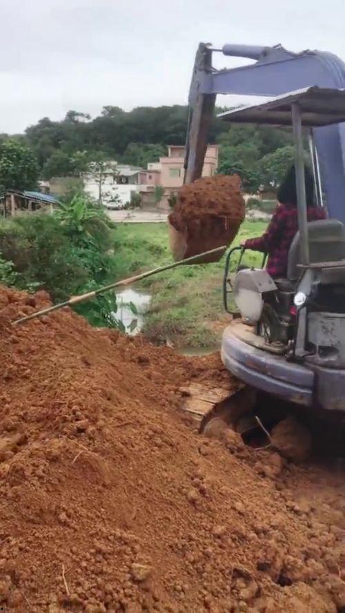 挖掘机新闻爆料视频,现场实况直击，揭秘行业最新动态